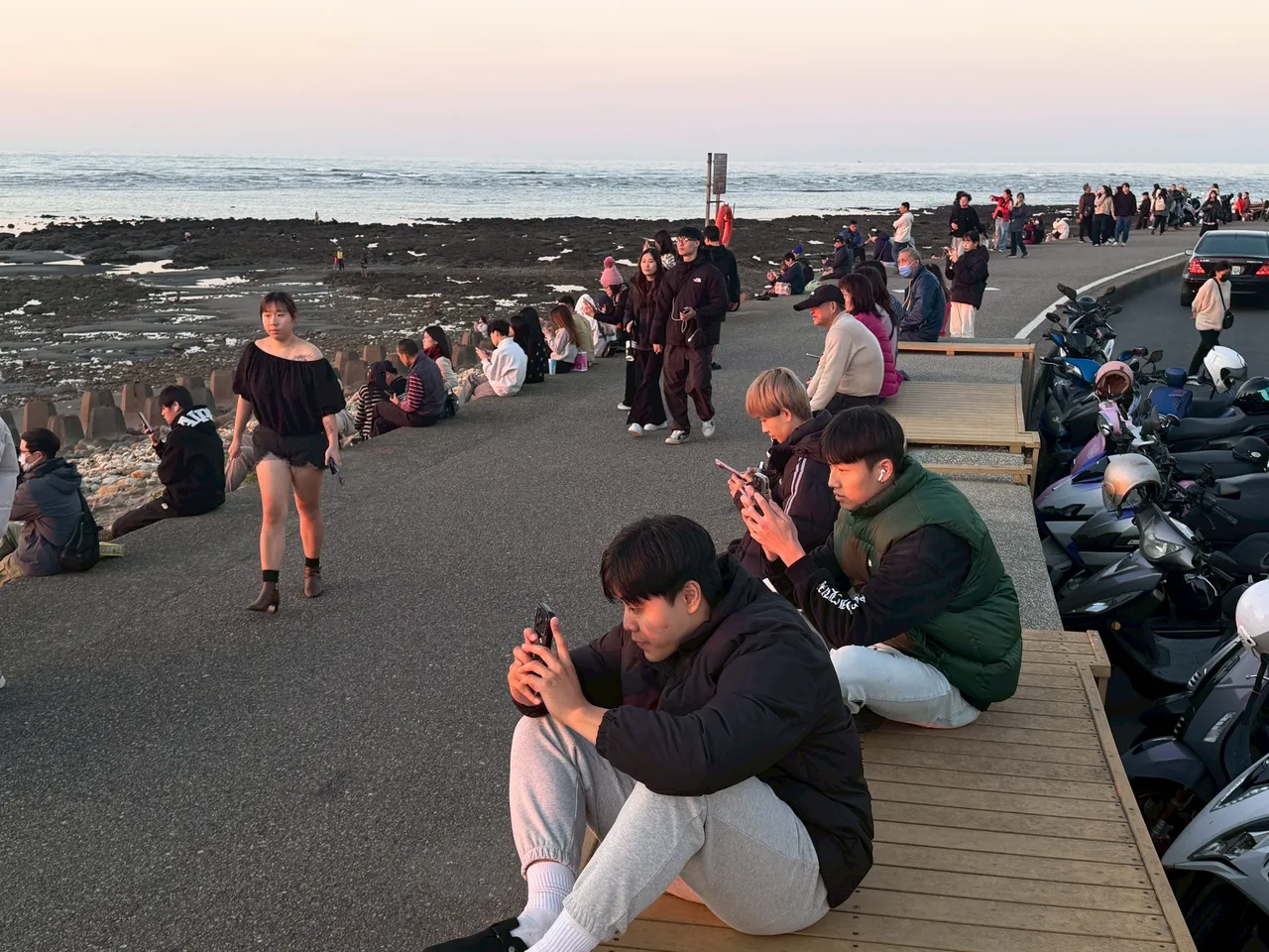 民眾賞夕陽。張沛森攝