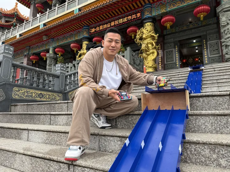 草爺巧思設計於天公爐前，設置轉換道，象徵透過神明加持轉運。紅心字會提供