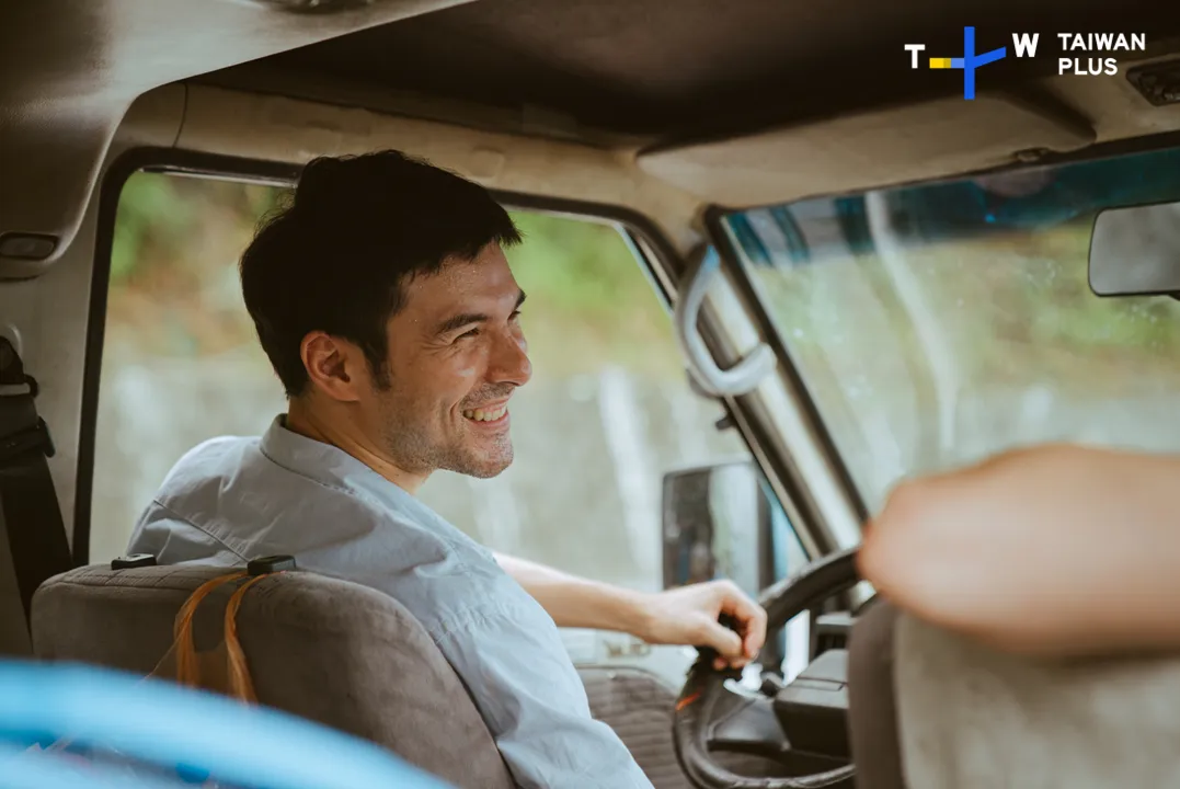 鳳小岳在片中自駕手排車。TaiwanPlus提供