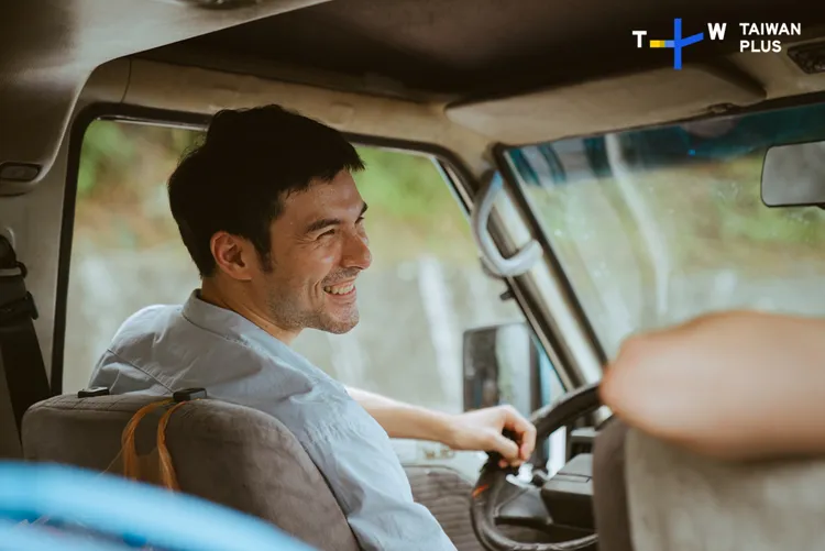 鳳小岳在片中自駕手排車。TaiwanPlus提供