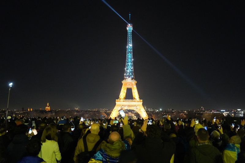 俄烏戰爭4週年巴黎鐵塔點亮藍黃光 烏國僑民想回家