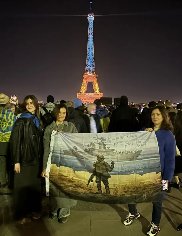 俄羅斯全面入侵烏克蘭的戰爭滿4年，巴黎艾菲爾鐵塔24日點亮代表烏克蘭國旗的藍、黃色燈光，人權廣場聚集許多人表達對烏克蘭的支持。中央社