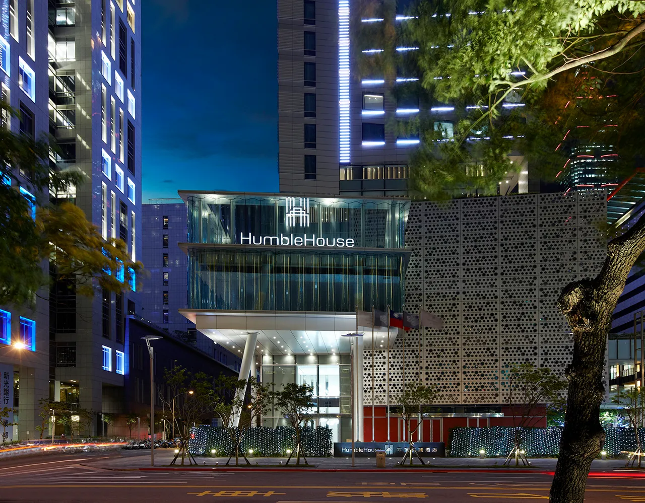 台北艾麗酒店外觀與街景交織都市節奏，映照出現代都會氛圍，呈現旅人期待的時尚質感與生活感。台北艾麗酒店提供