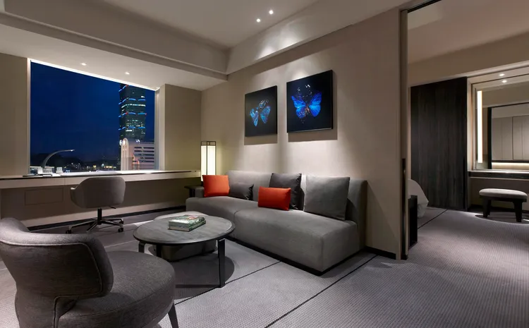 台北艾麗酒店寰宇套房坐落絕佳視角，將城市景致與台北101美景收進眼底，營造舒適優雅的都會住宿體驗。台北艾麗酒店提供