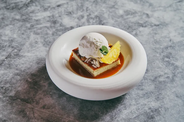 甜品「椰香卡士達蛋糕搭香草冰淇淋」口感清爽不膩。業者提供