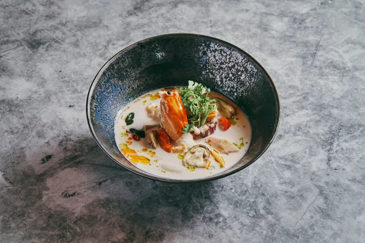 暖心湯品「椰奶海鮮湯」色香味俱全。業者提供