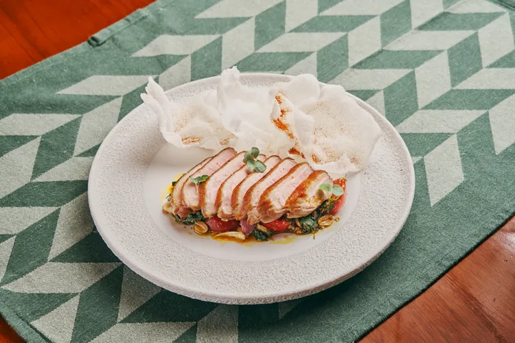 「檸檬草辣拌鴨沙拉」口感清爽無負擔。業者提供