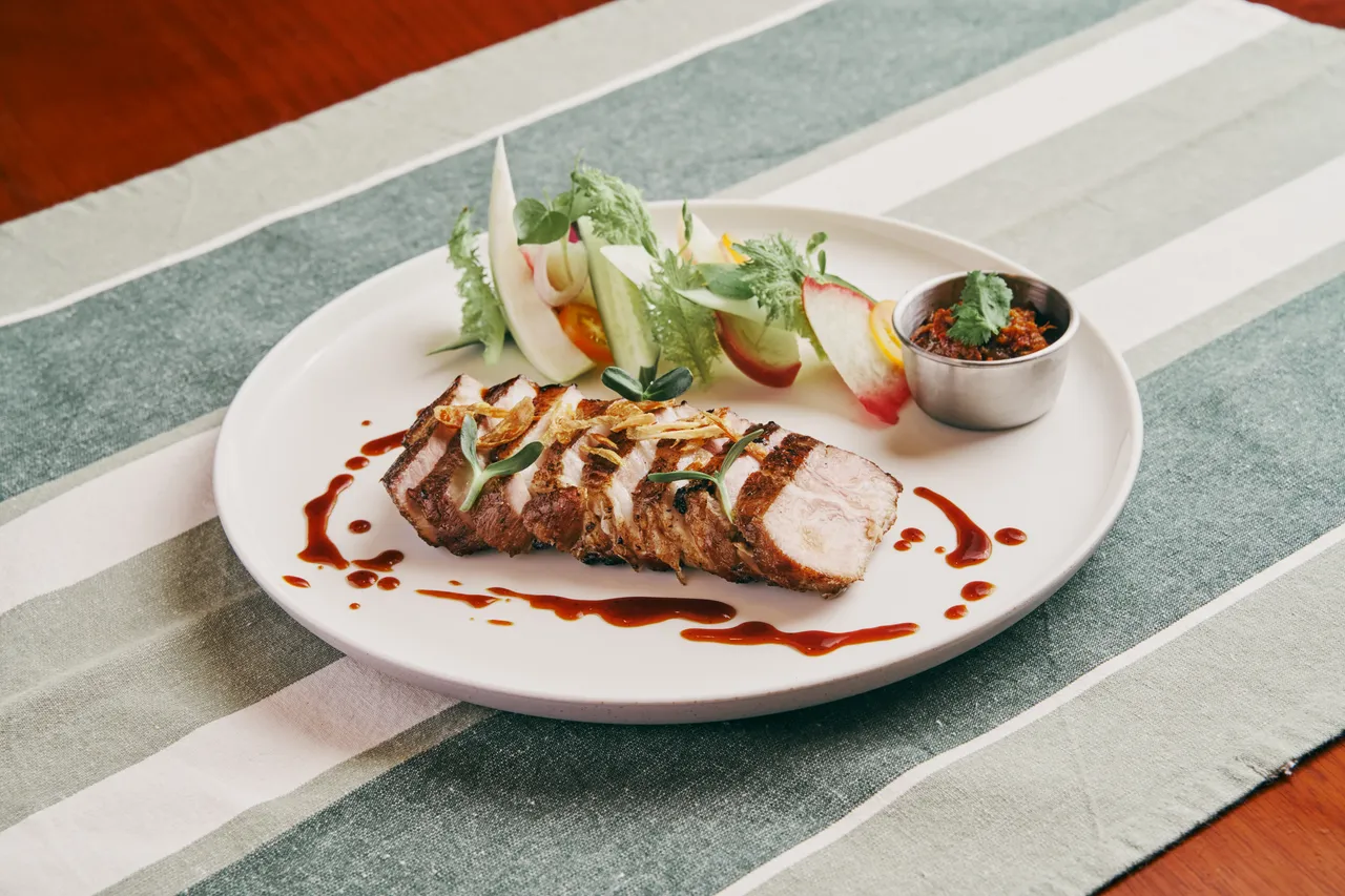 GLin貼心提供不吃牛的饕客這道「烤伊比利豬佐伊桑醬」。業者提供