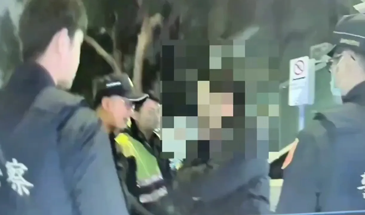 林男被警方保護管束帶回，後續強制送醫。翻攝畫面