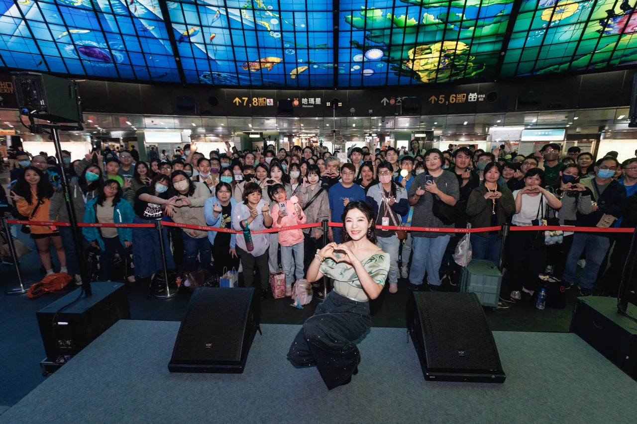 丁噹在高雄捷運化身一日情歌站長，美聲吸引滿滿人潮駐足。相信音樂提供