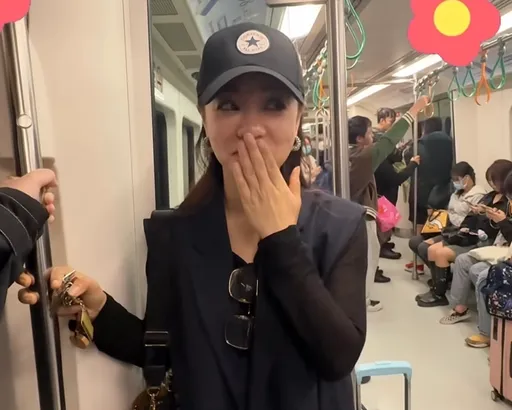 歌后零偽裝現身高雄捷運！乘客忙滑手機沒發現　粉絲笑虧：要後悔了