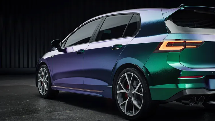 3M車漆保護改色膜提供包括亮面、霧面、炫彩與特殊質地等近30種高質感選擇。3M提供