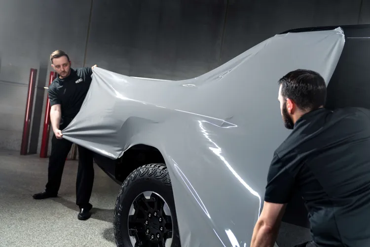 3M車漆保護改色膜全新乾貼技術安裝速度可比傳統濕貼式保護膜快2倍，完工無需等待乾燥。3M提供