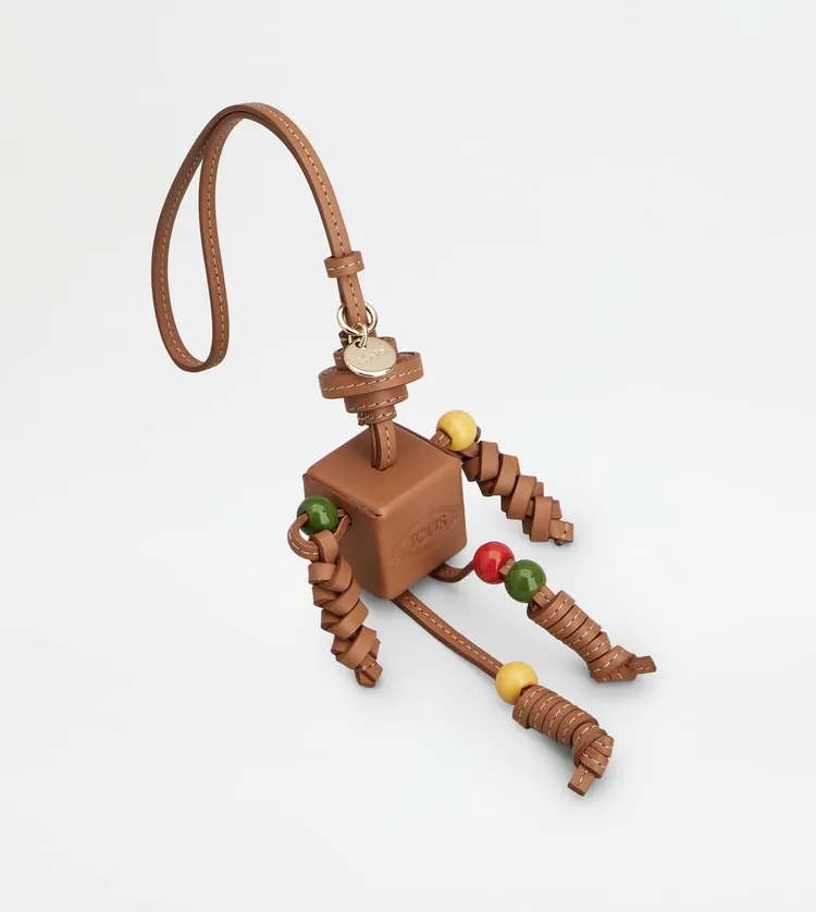 TOD'S機器人皮革吊飾，2萬2900元。品牌提供