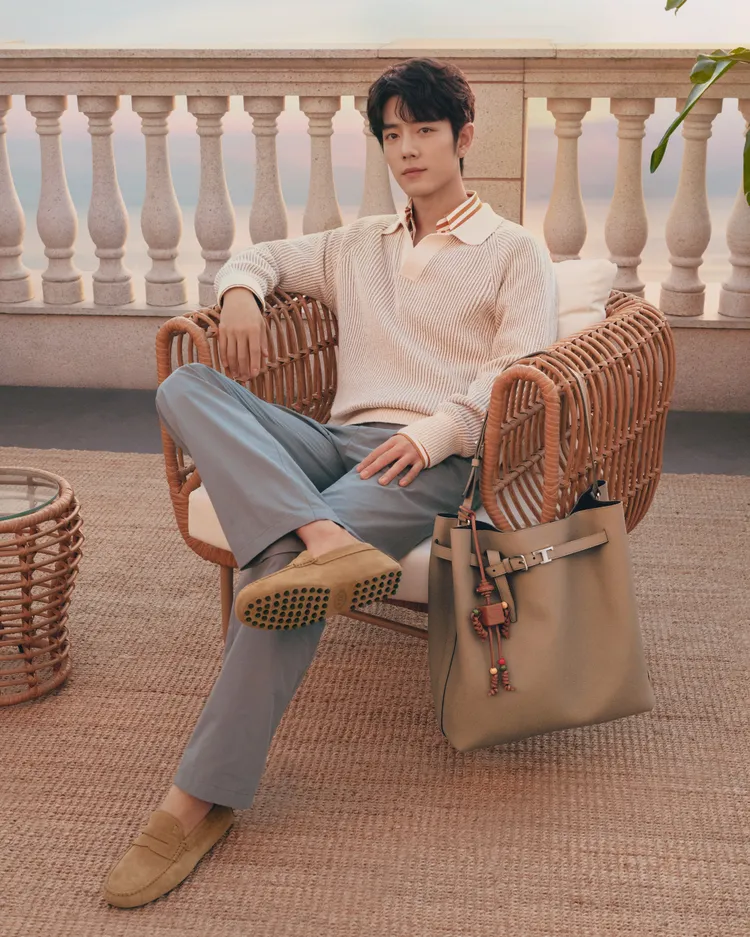 肖戰換上經典GOMMINO豆豆鞋，T TIMELESS包款上則綴有俏皮機器人掛飾。品牌提供