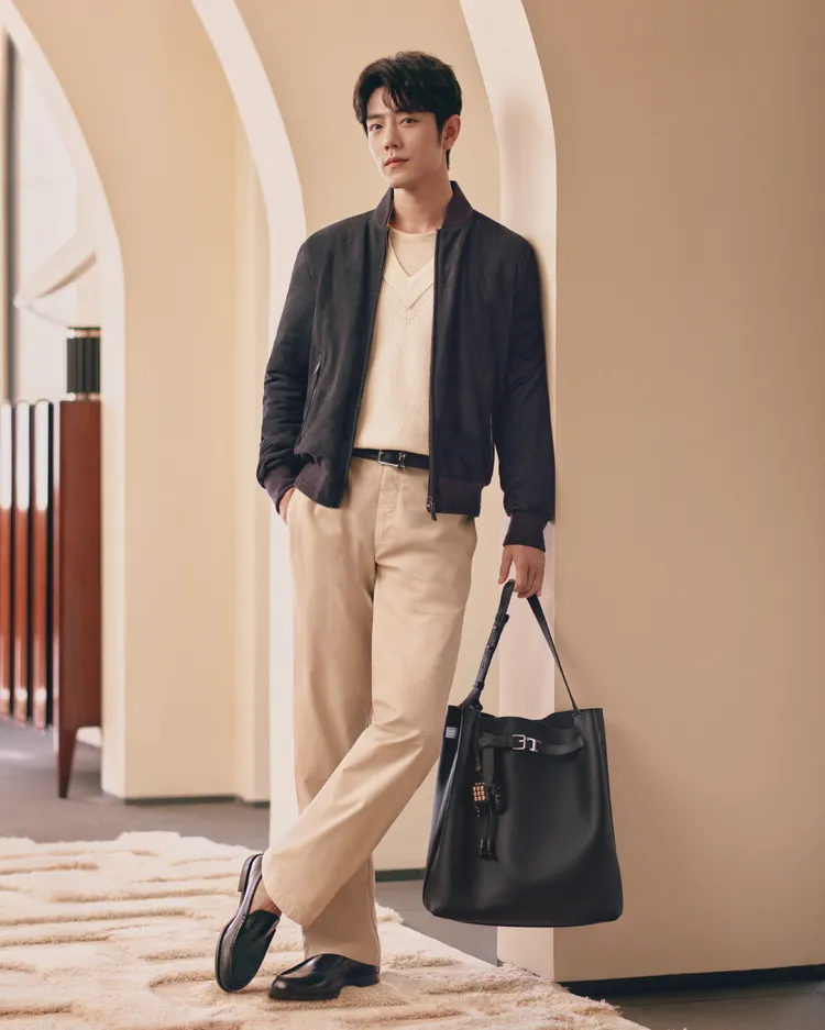 肖戰以簡練褲裝搭配黑色T TIMELESS包款。品牌提供