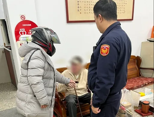 老翁訪友迷途闖車道好驚險　淡水暖警助全家團圓