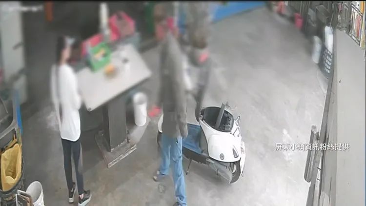 周男持刀重擊桌面上，還不時揮舞刀具。翻攝畫面