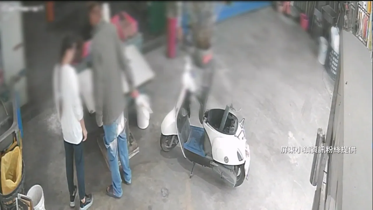 周男持刀重擊桌面上，還不時揮舞刀具。翻攝畫面