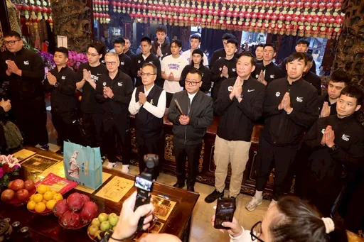 為中華男籃集氣！童子瑋率隊赴慶安宮祈福　盼對戰南韓旗開得勝