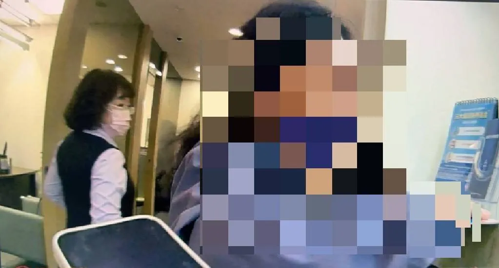 屏東警方勸阻老婦人提領30萬現金。翻攝畫面