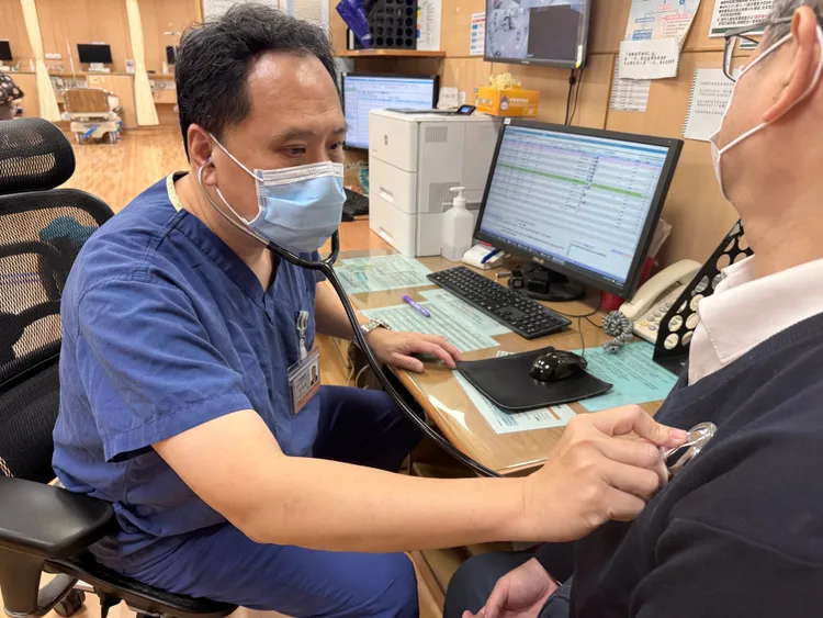 莊浩凌醫師說，異物梗塞成人急救順序改為「先拍背、再腹推」，顛覆過往一噎到就採用哈姆立克法的既定印象。台中慈濟醫院提供