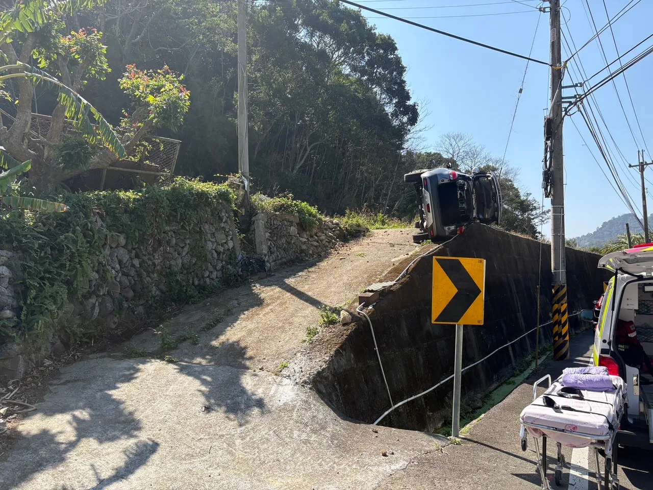 轎車幾乎一半懸空。民眾提供