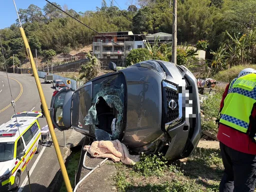 苗栗台3線轎車離奇衝對向農路　側翻卡邊坡！疑疲勞駕駛肇禍