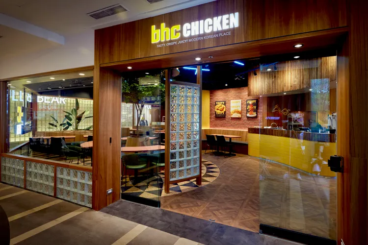 從威秀二樓空橋可步行自ATT 4 FUN 二樓的BHC炸雞ATT店。陳揚盛攝