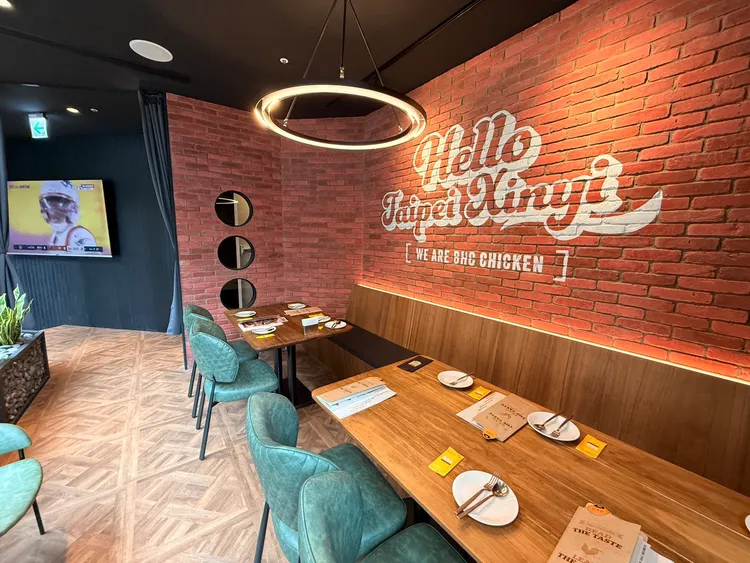 BHC炸雞ATT店的景觀座席區，擁有絕佳採光。陳揚盛攝