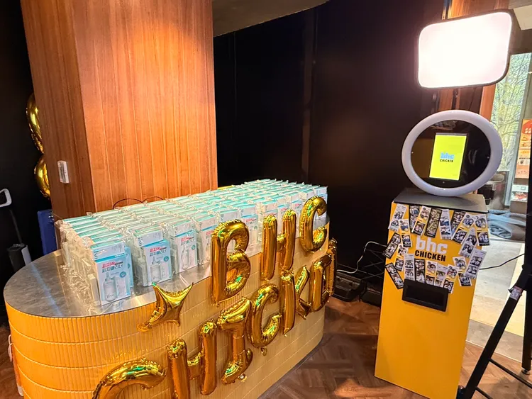 開幕首6日每日前20組消費滿999元，即贈價值2080元的「ilso全明星保養組」，消費即可獲得BHC潮流美拍機體驗。陳揚盛攝