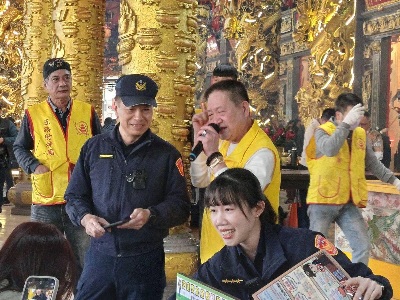 石碇五路財神廟湧走春車潮 新店警前進宣導道安