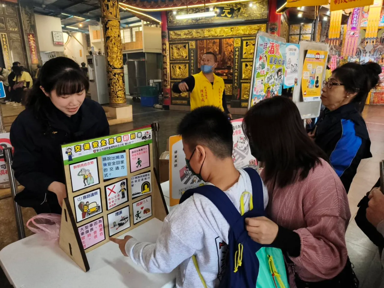 警方於五路財神廟現場設攤。翻攝畫面