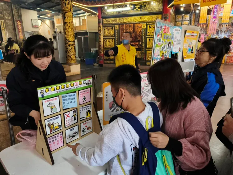 警方於五路財神廟現場設攤。翻攝畫面