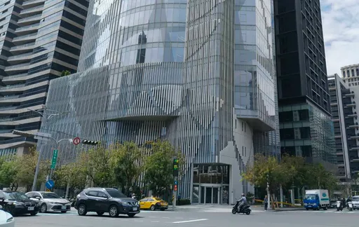 台中七期商辦驚悚墜樓　婦人慘死「身體斷兩截」