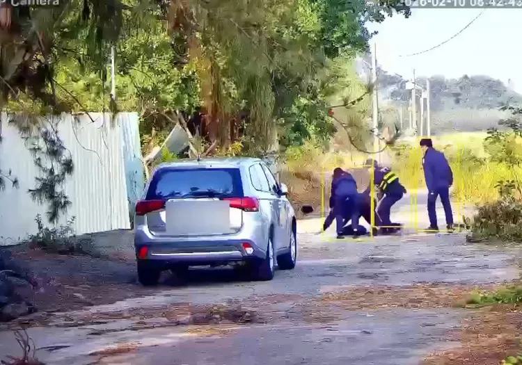 警方掌握黃男行蹤，昨天動手時出動警力圍捕，將他逮個正著。民眾提供