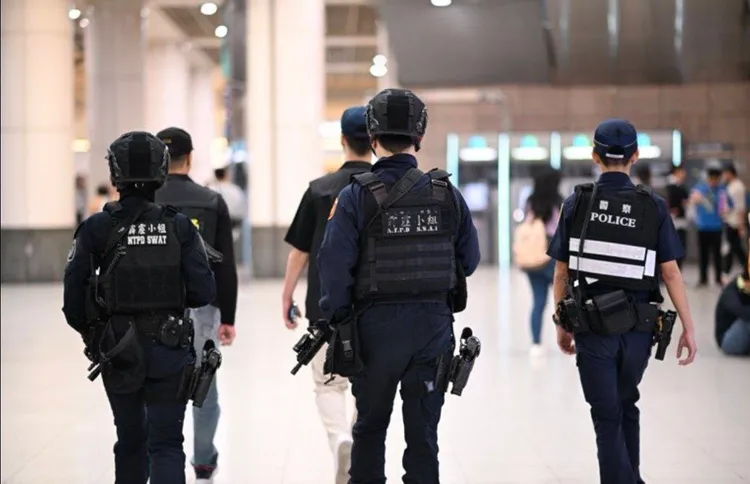 警政署已通令全國各警察機關，針對年節期間人潮密集的民生物資採買市場、大眾運輸場站、商圈及公共場所，加強巡邏與守望勤務。翻攝畫面