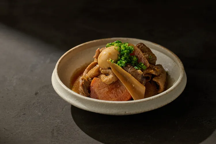 煮物代表「雞肉味噌煮」使用多汁的黑羽土雞雞腿、雞心、雞胗等部位,搭配愛知縣赤味噌與紅、白蘿 蔔一同燉煮。inari Izakaya提供 