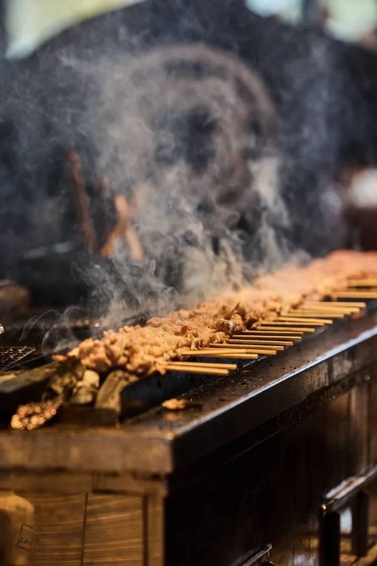 TORISHIKI ICHIMON 集團以直火強燒的燒鳥技法聞名。inari Izakaya提供 
