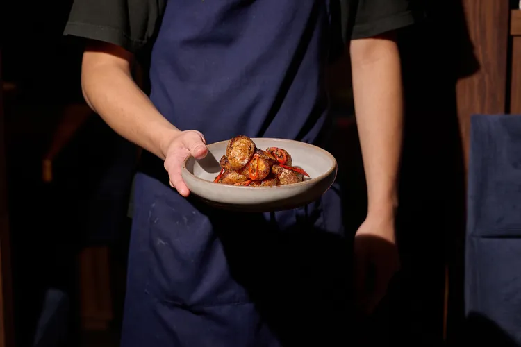 台灣首推新品「辣味鴨油馬鈴薯」將帶皮迷你馬鈴薯切塊油炸,再以鴨油製作的辣油拌炒。inari Izakaya提供 