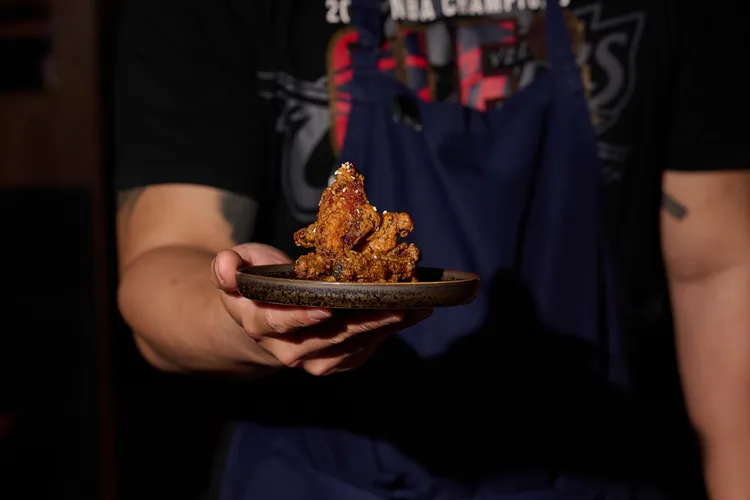 台灣首推新品「麻油醬燒雞翅」特別選用二節翅的中段部位,，外皮包裹以麻油混合蒜汁的特製燒鳥醬汁。inari Izakaya提供 