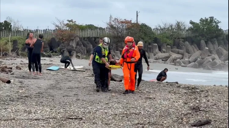 落海男子被救起後緊急送醫搶救。第12岸巡隊提供