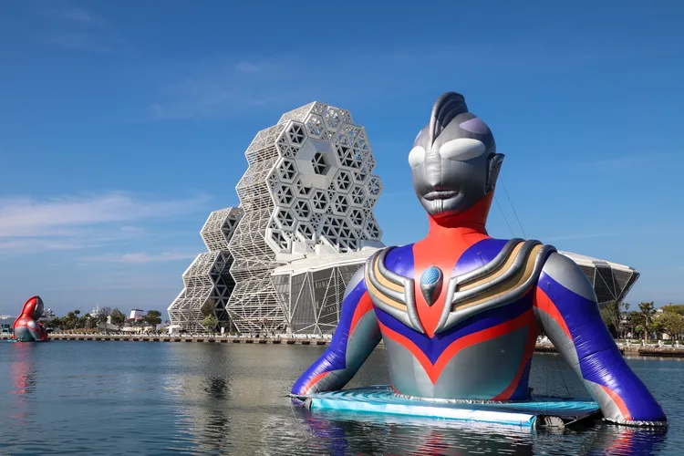 陳其邁邀請民眾前往愛河灣及16至18號碼頭，親身感受串起老中青三代集體記憶的「超人力霸王」迷人魅力。翻攝畫面