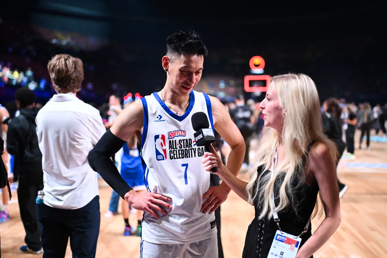 林書豪賽後接受訪問。路透