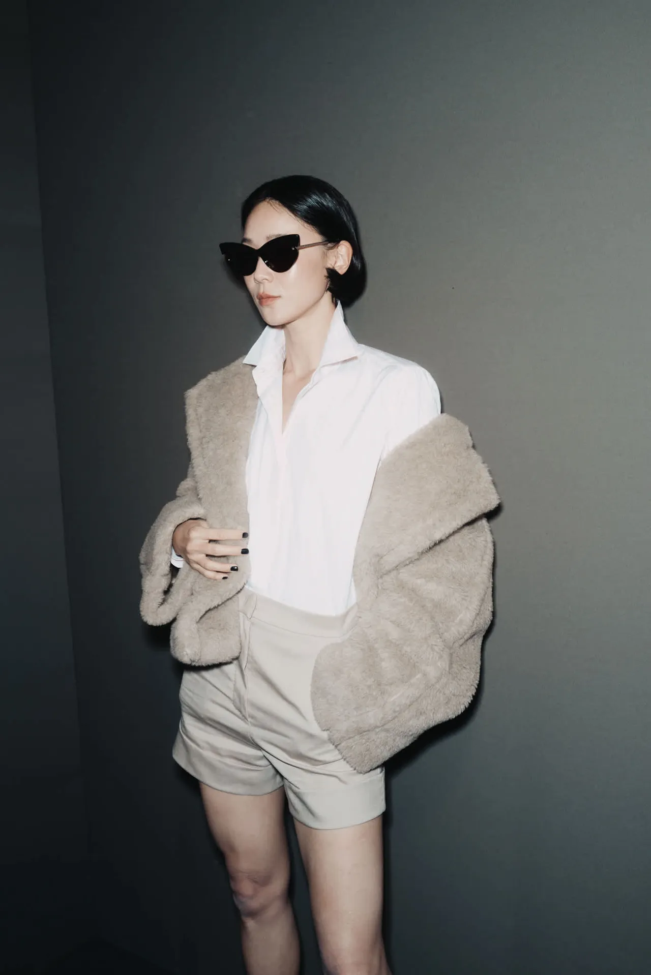 鍾瑶以純白襯衫搭配皮草外套與俐落短褲。品牌提供