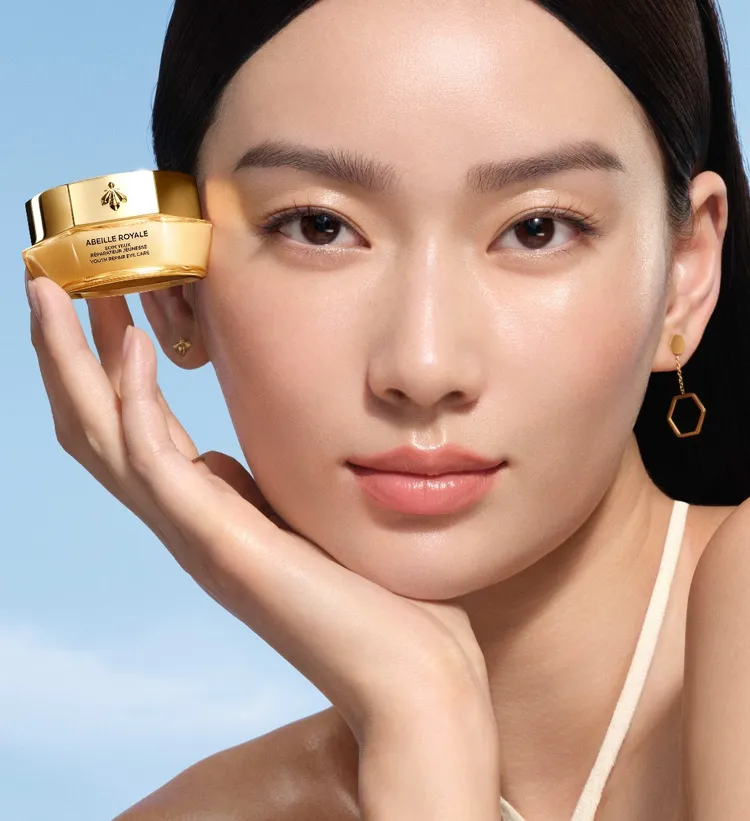 美妝品牌嬌蘭推出全新蜂王乳青春提拉眼霜。品牌提供