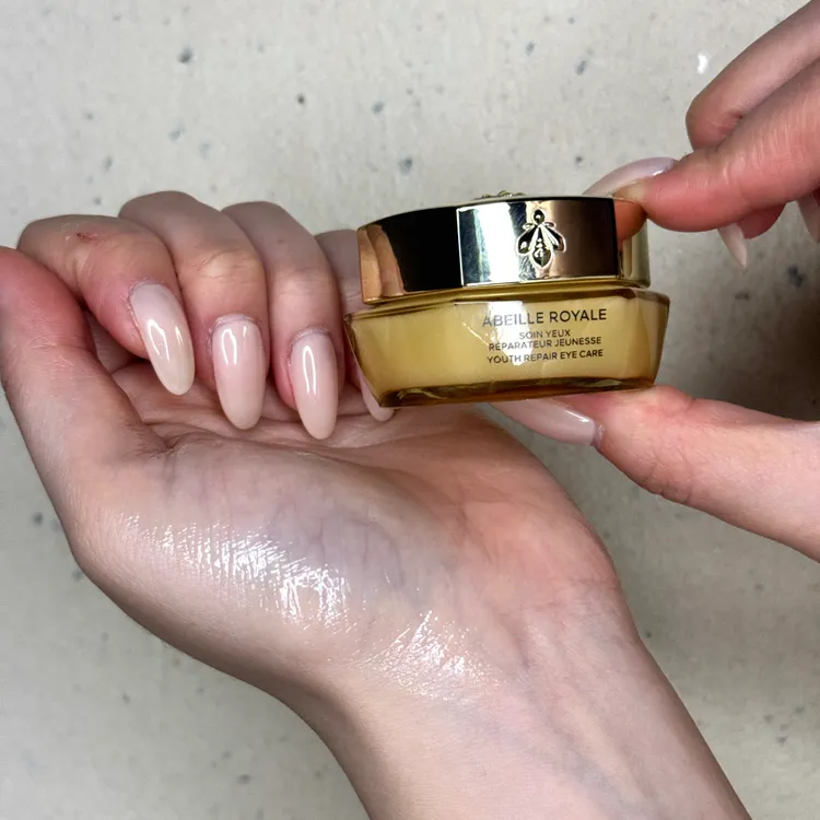 嬌蘭蜂王乳青春提拉眼霜為柔滑細緻的凝霜質地。張家玲攝