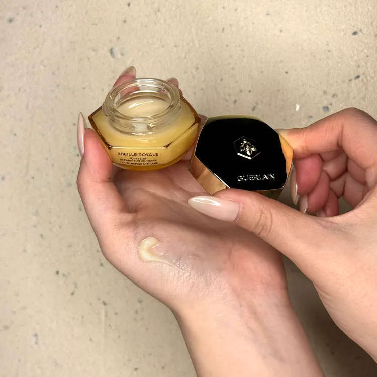 嬌蘭蜂王乳青春提拉眼霜為柔滑細緻的凝霜質地。張家玲攝