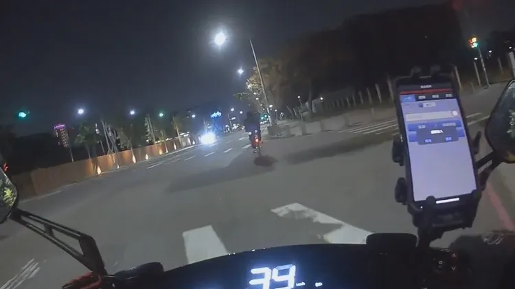 警方發現林男騎單車搖搖晃晃，攔查發現他是通緝犯。民眾提供