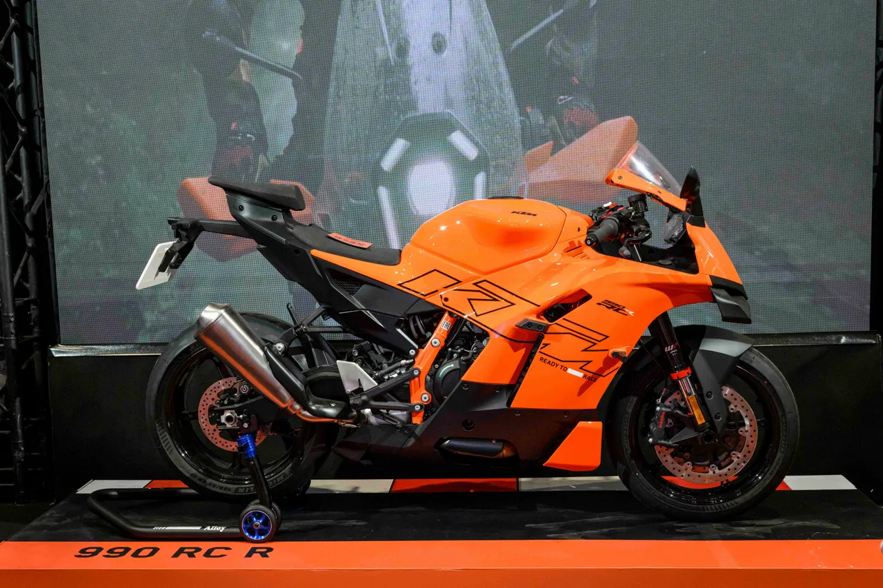 台灣車迷期待已久的KTM賽道戰神990 RC R首度亮相。業者提供